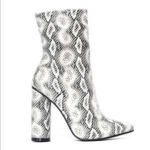 Midnight lover boot-snake